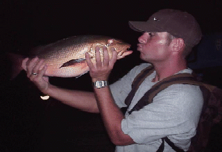 http://www.proangler.co.uk/sam%20&%20Snapper%20kiss.gif